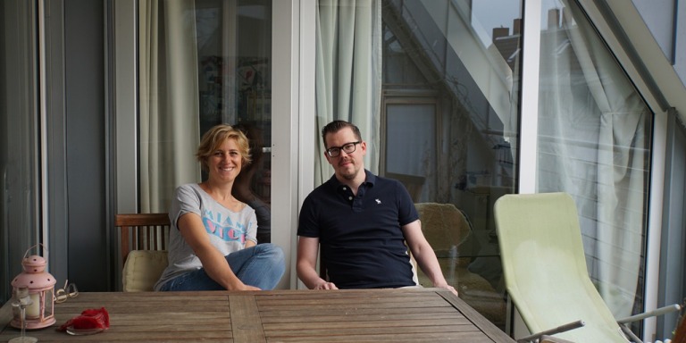 mag img 100 nina und philipp sitzen auf einem der vier Balkone