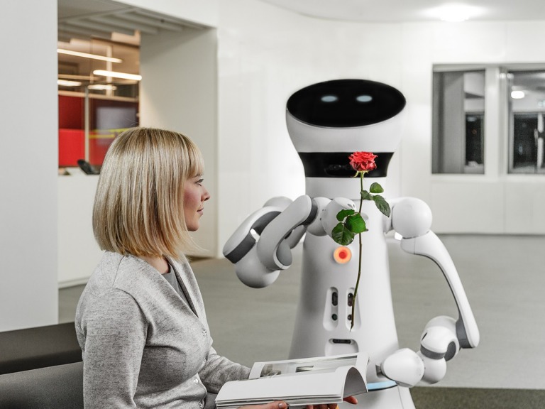 roboter uebergibt rose foto rainer bez